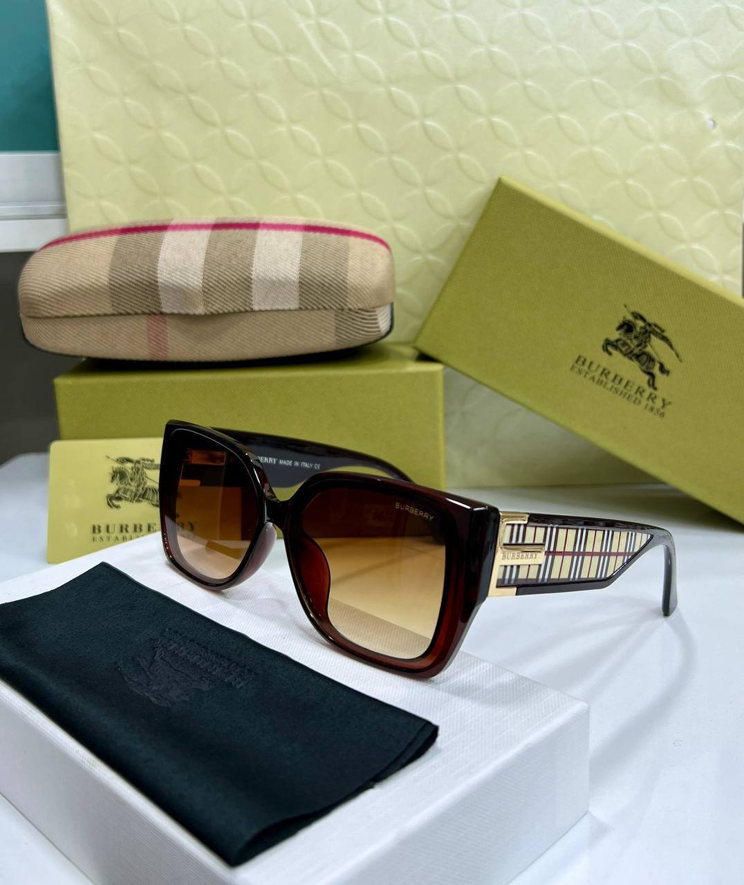 Check Round Burberry